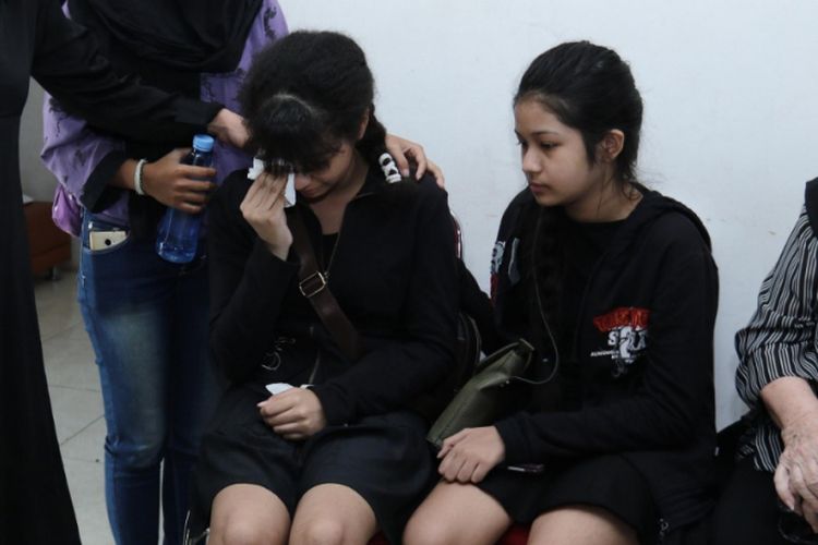 Dua putri mendiang Yana Zein sedang berduka atas kematian ibunda mereka di RS Mayapada, Jakarta Selatan, Kamis (1/6/2017).