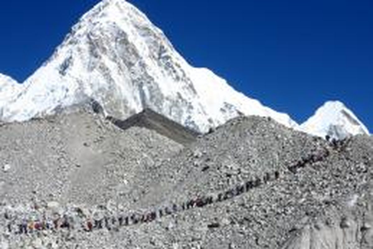 Pendaki Gunung Everest mengantri menuju Everest Base Camp di ketinggian 5.364 meter di atas permukaan laut. 