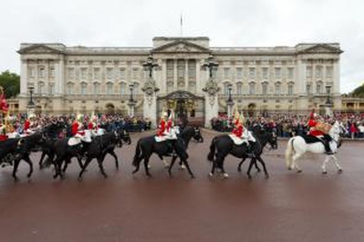 Upacara pergantian penjaga Istana Buckingham, London, Inggris. 