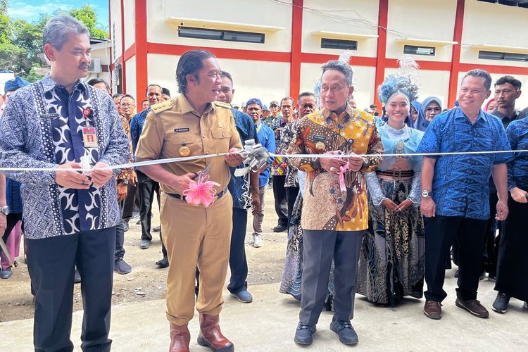 Penjabat (Pj) Gubernur Banten Al Muktabar meresmikan sarana dan prasarana SMK Negeri 7, SMK Negeri 8 dan SMK Negeri 4 Kota Serang di Kampung Baru Penancangan Cipocok Jaya Kota Serang, Kamis (25/1/2024).
