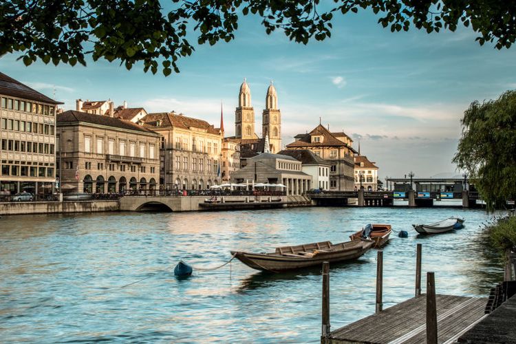 Tempat wisata di Swiss - Pemandangan area Old Town di Zurich.