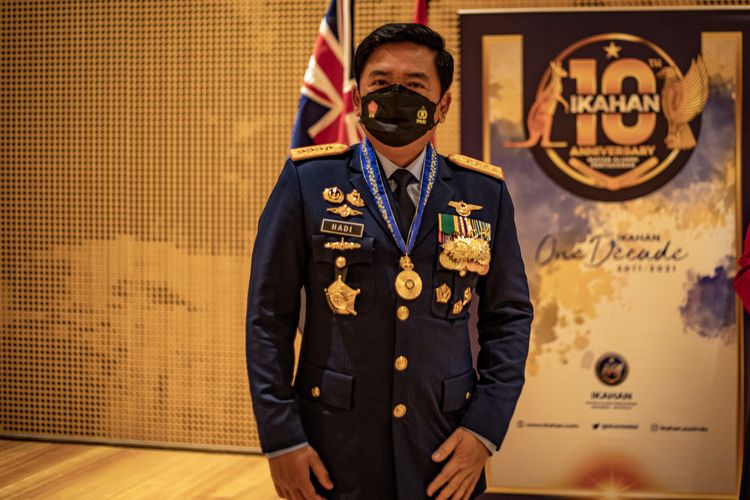Panglima TNI Hadi Tjahjanto saat dianugerahi penghargaan Order of Australia (Divisi Militer) oleh Kedutaan Besar Australia di Jakarta, Selasa (26/10/2021).