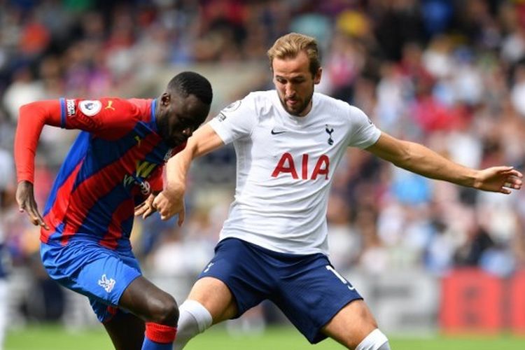 Gelandang Crystal Palace, Cheikhou Kouyate, berebut bola dengan pemain Tottenham, Harry Kane, pada laga pekan keempat Liga Inggris 2021-2022 di Selhurst Park, Sabtu 11 September 2021.