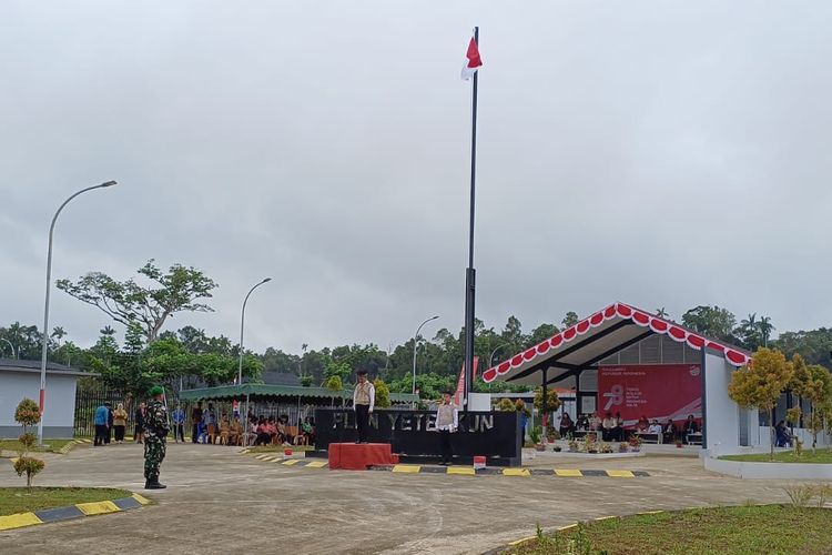 Suasana lapangan PLBN Yetetkun, Distrik Ninati, Boven Digoel, Papua Selatan saat upacara HUT ke-78 RI, Kamis (17/8/2023).