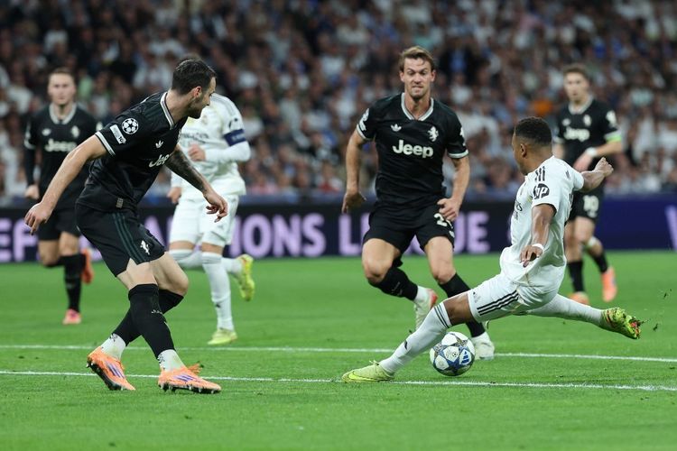 Bek Italia Juventus, Federico Gatti (kiri), berebut bola dengan penyerang Prancis Real Madrid, Kylian Mbappe, dalam laga fase grup hari ketiga Liga Champions UEFA antara Real Madrid CF dan Juventus di Stadion Santiago Bernabéu, Madrid, pada 22 Oktober 2025.
