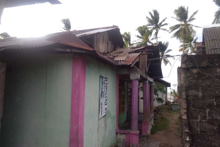 Angin puting beliung merusak 15 rumah warga dan satu buah masjid di Desa Rumalean, Kecamatan Gorom, Kabupaten Seram Bagian Timur, Maluku, Kamis (23/4/2020). Tampak salah satu rumah warga mengalami keruskaan akibat musibah tersebut.