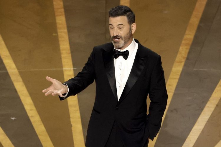Pembawa acara Oscar 2023 immy Kimmel di panggung Academy Awards ke-95 yang digelar di Dolby Theatre, Hollywood, California, pada Minggu (12/3/2023). 