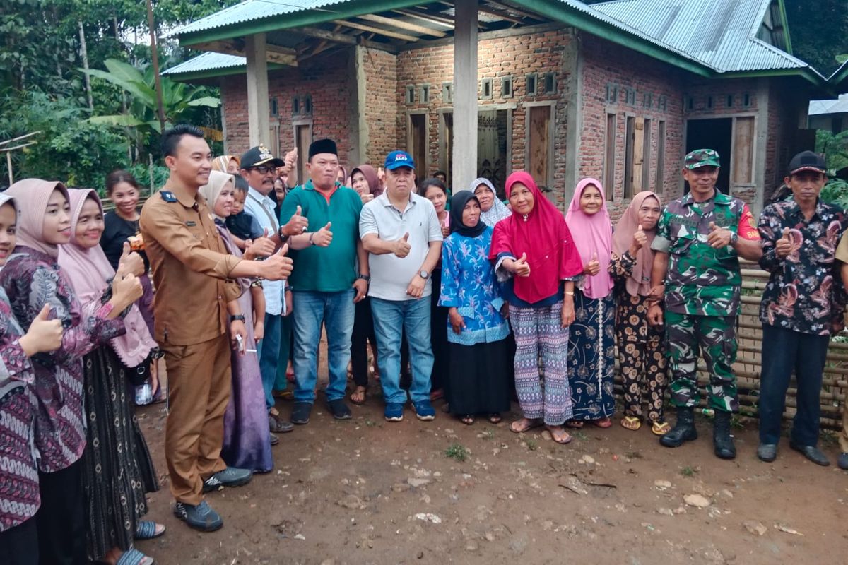 Bupati Seluma Erwin Octavian melakukan kunjungan kerja ke desa-desa untuk mengetahui keluhan dan kebutuhan masyarakat.
