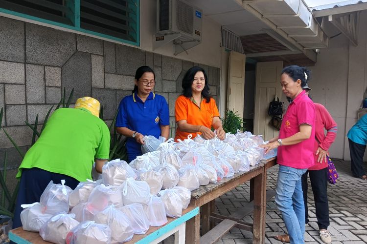 Wanita Katolik Republik Indonesia (WKRI) Kabupaten Jember menyediakan makanan murah untuk warga yang berpuasa 