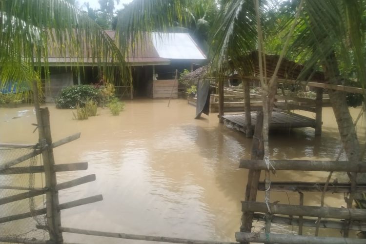 Banjir merendam rumah warga di Desa Rayeuk Pange, Kecamatan PIrak TImu, Aceh Utara, Jumat (12/10/2020)