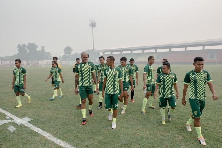 Suasana pagi tadi (12/9) di Stadion Tuah Pahoe, Palangkaraya yang diselimuti asap saat Persebaya menjalani sesi match official training jelang laga perdana putaran kedua Shopee Liga 1 2019. Persebaya telah menyiapkan strategi khusus melawan Kalteng Putra besok malam. (Persebaya)