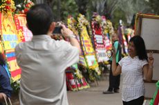 Karangan Bunga, Wajah Harapan Bukan Tangis Kegalauan