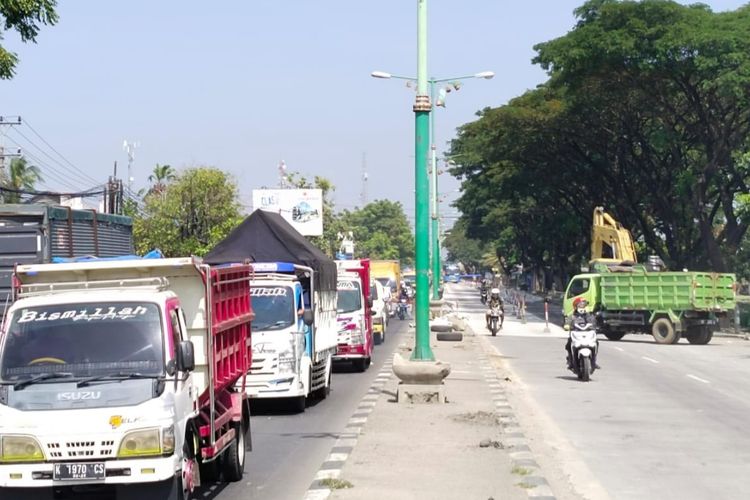 Jalan Pantura Demak-Kudus di Kecamatan Karanganyar Km 44.500 nampak tersendat dampak perbaikan jalan, Jumat (3/5/2024). (KOMPAS.COM/NUR ZAIDI)