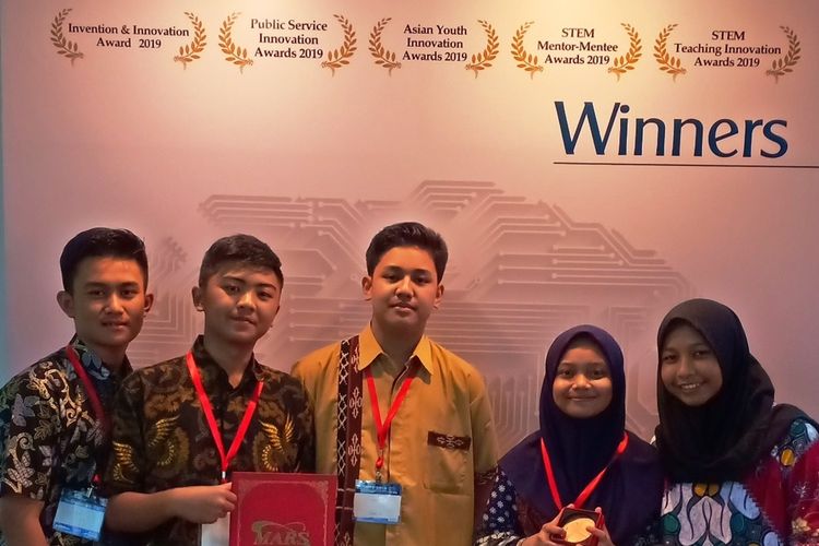 Lima pelajar SMP Islam Cendekia Cianjur saat menyabet juara ketiga di ajang Malaysia Technology Expo (MTE) 2019. Mereka menyuguhkan inovasi tinta spidol berbahan dasar ilalang yang ramah lingkungan