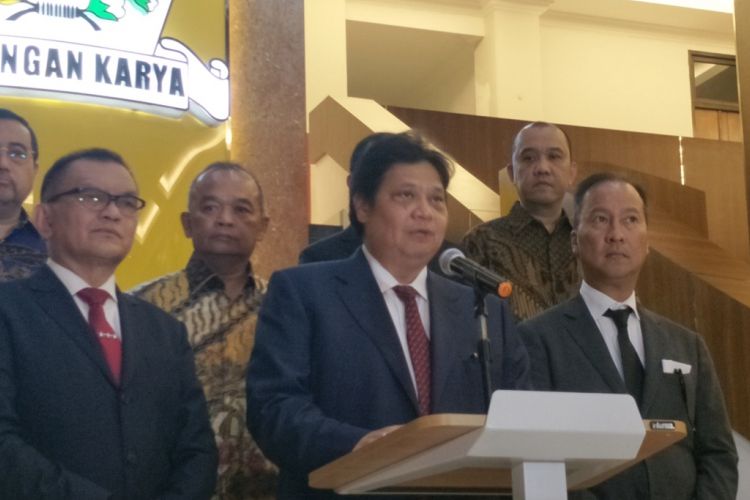 Ketua Umum Partai Golkar Airlangga Hartarto saat memberikan keterangan pers terkait pengunduran diri Idrus Marham dari struktur pengurus Partai Golkar, di kantor DPP Partai Golkar, Jakarta Barat, Jumat (24/8/2018).