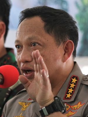 Kapolri Jenderal Pol Tito Karnavian (Kanan) dan Panglima TNI Marsekal TNI Hadi Tjahjanto (kiri) menggelar konferensi pers tentang pengawasan rehabilitasi pascabanjir Kabupaten Konawe Utara di Rujab Bupati Konawe Utara, Sulawesi Tenggara, Sabtu (22/6/2019). Panglima TNI dan Kapolri siap turunkan personelnya jika dibutuhkan untuk rehabilitasi pascabanjir di Kabupaten Konawe Utara. ANTARA FOTO/Jojon/wsj.