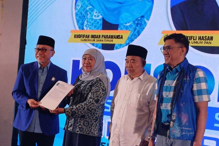 PAN serahkan rekom kepada Khofifah untuk maju Pilkada Jatim priode kedua di Surabaya, Senin (4/12/2023)