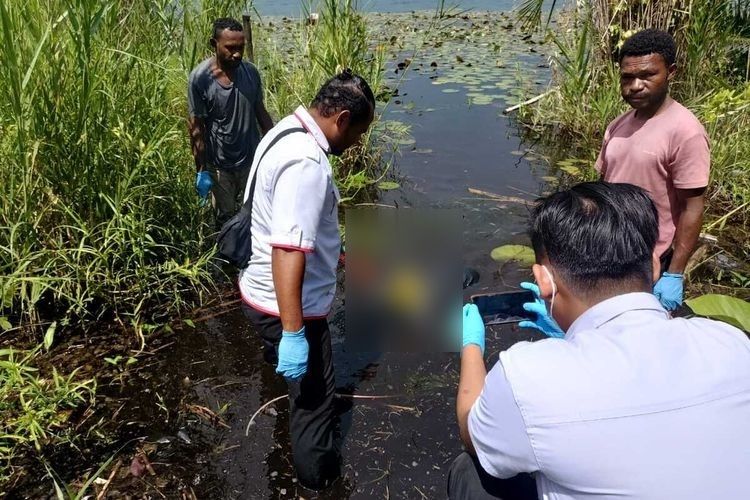 Tim Inafis Polres Jayapura, saat melakukan evakuasi terhadap seorang mayat berjenis kelamin laki-laki yang ditemukan dalam kondisi mengapung di Danau Sentani, Kampung Doyo Lama, Distrik Waibu, Kabupaten Jayapura, Papua, Rabu (29/5/2024).