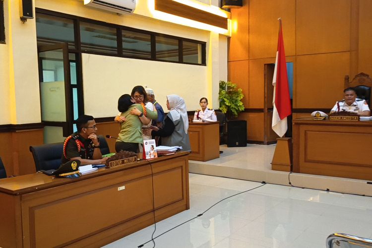 Isak Tangis Istri Kacab Bank BUMN di Persidangan: Anak Berdoa Ingin Ayah Pulang Sebentar Saja