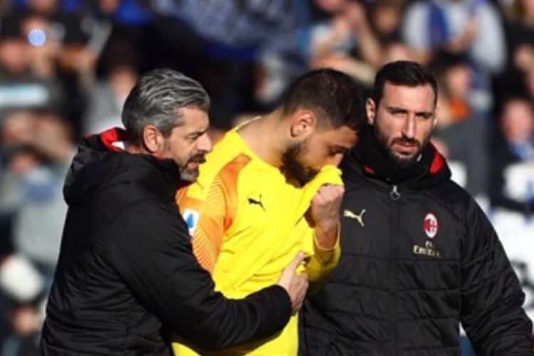 Kiper AC Milan, Gianluigi Donnarumma, meninggalkan lapangan dengan dihibur oleh kakaknya, Antonio, dan Luigi Turci, pelatih kiper Milan setelah kekalahan 0-5 kontra Atalanta di laga Liga Italia, Minggu (22/12/2019).