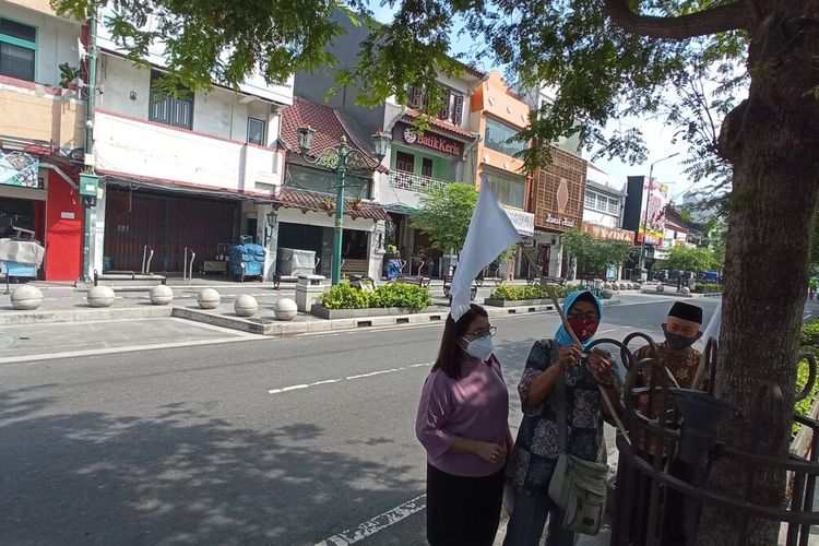 Bendera putih dipasang disepanjang jalan Malioboro tanda PKL menyerah hadapi pandemi, Jumat (30/7/2021)