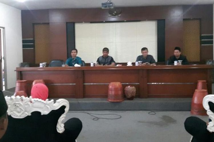 Ada yang berbeda dari Agus Marshal saat menjadi pemateri di Sekolah Ideologi yang digagas Pemkab Purwakarta.  