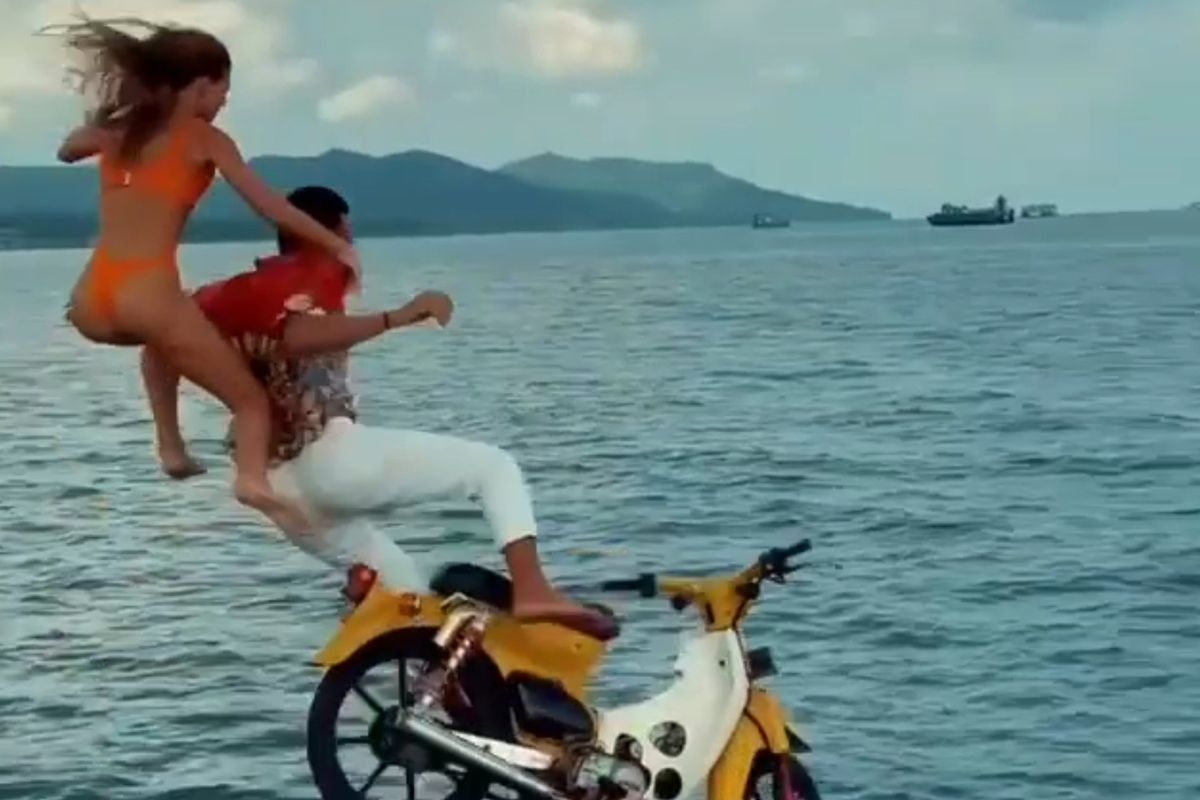 2 foreign tourists dive into the sea with their motorcycle at Tanah Amp Harbor in Karangasem Regency, Bali