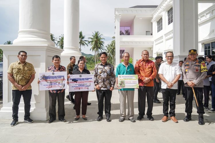 Penjabat (Pj) Gubernur Sumatera Utara (Sumut) Hassanudin menyerahkan bantuan untuk masyarakat Nias dan meresmikan pembangunan Kantor DPRD Nias di Desa Somi, Kecamatan Gido, Kabupaten Nias, Jumat (17/11/2023).

