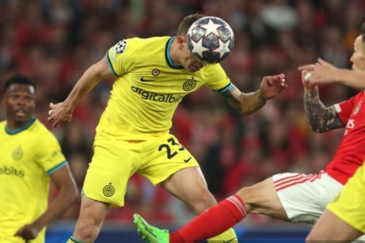 Gelandang Inter Milan, Nicolo Barella (tengah), mencetak gol ke gawang Benfica dalam laga leg pertama perempat final Liga Champions 2022-23 di Stadion Luz, Lisbon, Selasa (11/4/2023). Leg kedua Inter vs Benfica akan digelar di Stadion Giuseppe Meazza, Milan, Kamis (20/4/2023).