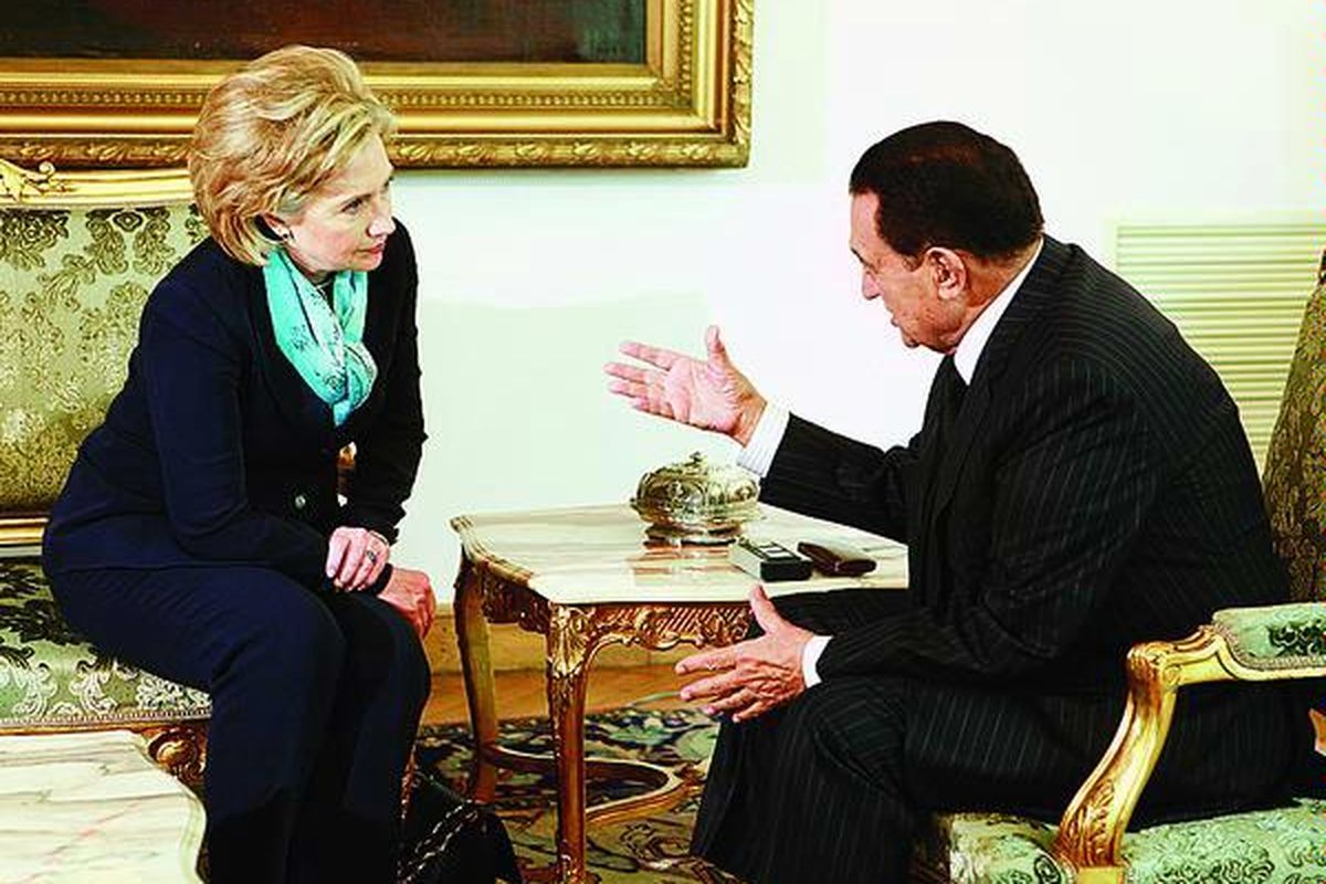 Presiden Mesir Hosni Mubarak (kanan) bertemu dengan Menteri Luar Negeri AS Hillary Clinton di Istana Presiden, Kairo, Mesir, Rabu (4/11).