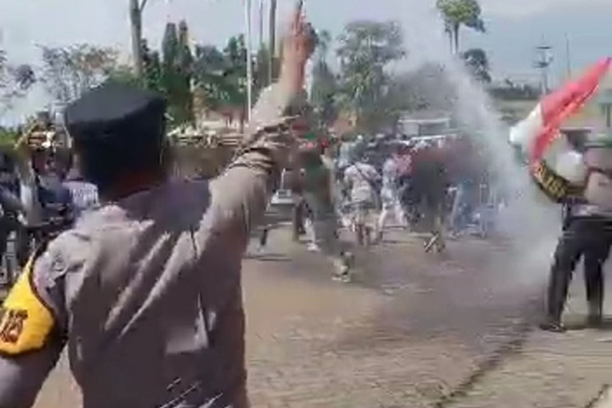 Korban Pemukulan Perugas Salah Satu Mahasiswa Berdarah