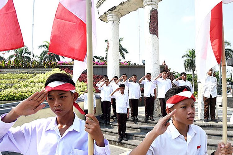 Siswa SMPN 4 Surabaya mementaskan aksi teatrikal berjudul Pahlawan Tak Dikenal saat berlangsung Sekolah Kebangsaan di Tugu Pahlawan, Surabaya, Jawa Timur, Kamis (25/10/2018). Sekolah Kebangsaan dilakukan di sejumlah tempat bersejarah di Surabaya untuk menyambut Hari Pahlawan. 