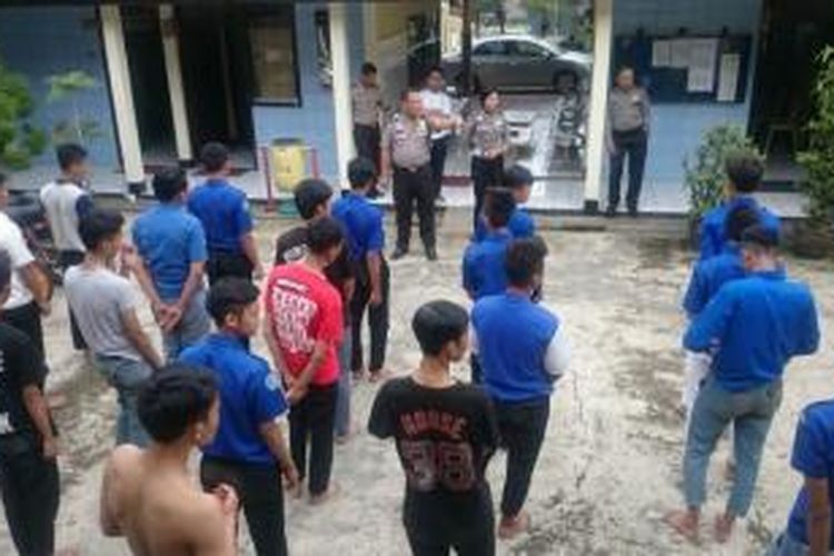 Aparat kepolisian saat melakukan pembinaan kepada puluhan pelajar yang diamankan lantaran terlibat tawuran di Padalarang, Kabupaten Bandung Barat, Jawa Barat, Senin (14/12/2015)