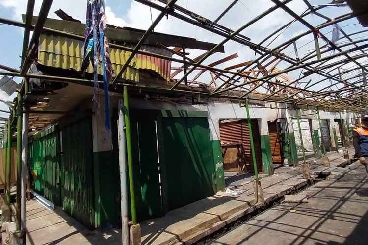 Kondisi terkini Pasar Ciawi Kabupaten Tasikmalaya, Jawa Barat, pasca-kebakaran besar meludeskan 158 kios di Blok C pada Rabu (21/12/2022).