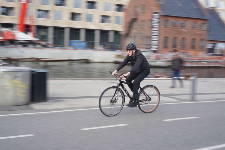 Pesepeda melintas di salah satu sudut Kota Kopenhagen, Denmark, Minggu (29/5/2022). Kopenhagen dikenal sebagai kota sepeda dunia yang menawarkan kenyamanan dan keamanan bagi para pesepedanya. Ada tak kurang dari 380 kilometer jalur khusus sepeda di Kopenhagen, yang memungkinkan warganya menjadikan sepeda sebagai moda transportasi utama.