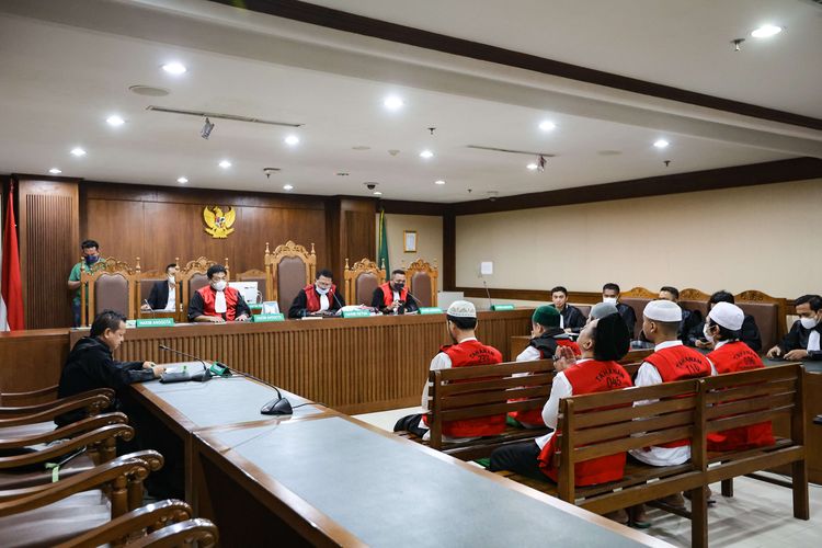 Terdakwa kasus pengeroyok pegiat media sosial Ade Armando menjalani sidang vonis di Pengadilan Negeri Jakarta Pusat, Kamis (1/9/2022). Majelis hakim menjatuhkan hukuman pidana selama 8 bulan penjara dikurangi masa tahanan.