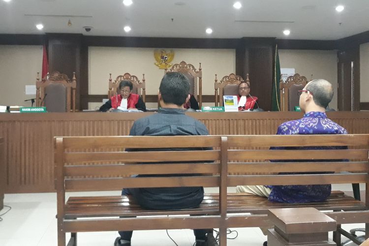 Staf khusus bupati Tabanan bidang ekonomi dan pembangunan I Dewa Nyoman Wiratmaja (kiri) saat bersaksi di Pengadilan Tipikor Jakarta, Senin (17/12/2018). 