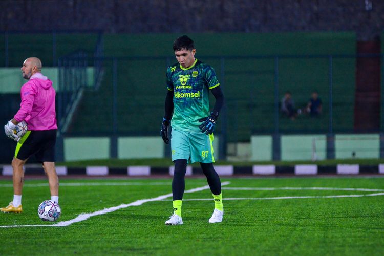 Kiper baru Persib Bandung Mario Fabio Londok dalam latihan perdana dengan tim pada Kamis (2/2/2023) di Stadion Siliwangi Bandung.