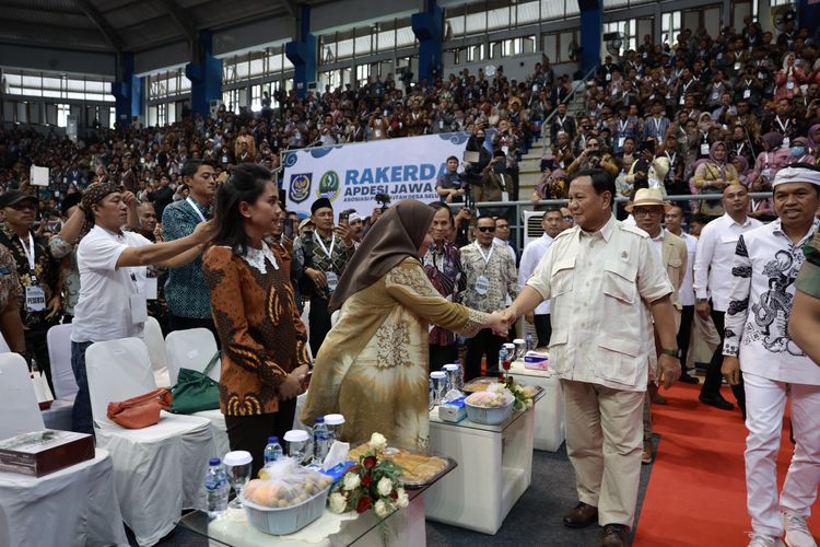 Menteri Pertahanan (Menhan) sekaligus capres nomor urut 2 Prabowo Subianto memenuhi undangan Rakerda Asosiasi Pemerintah Desa Seluruh Indonesia (APDESI) Jawa Barat (Jabar) 2023 di GOR C-Tra Arena Bandung, pada Kamis (23/11/2023). 