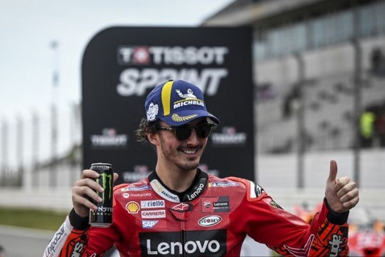 Pebalap Ducati Francesco Bagnaia seusai memenangi sesi Sprint Race MotoGP Portugal 2023. Terkini, Bagnaia kembali memetik kemenangan pada sesi balapan utama di Sirkuit Internasional Algarve, Portugal, Minggu (26/3/2023) malam WIB. Artikel ini berisi klasemen MotoGP 2023.