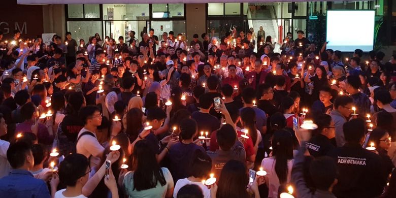 Doa bersama lintas agama dan aksi seribu lilin Untar sebagai bentuk simpati kepada korban bencana gempa dan tsunami di Palu, Donggala dan sekitarnya, Jumat (5/10/2018)