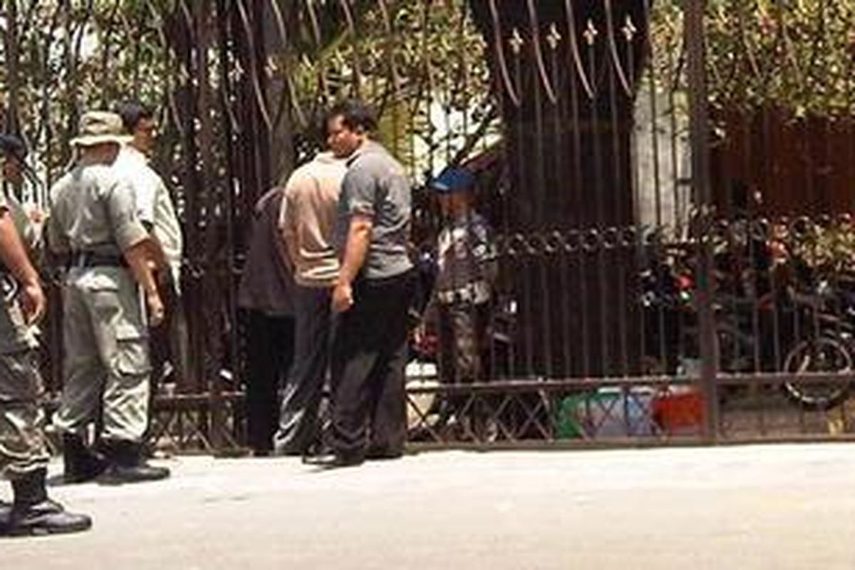 Gerbang Gereja Bethel Injil Sepenuh (GBIS) Kepunton, Solo, yang menjadi lokasi ledakan bom, Minggu (25/9/2011).