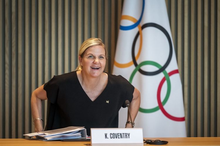 Presiden Komite Olimpiade Internasional Kirsty Coventry tersenyum di tempat duduk dalam rapat pertamanya sebagai presiden IOC, di Olympic House di Lausanne, pada 25 Juni 2025. (Foto oleh Fabrice COFFRINI / AFP)