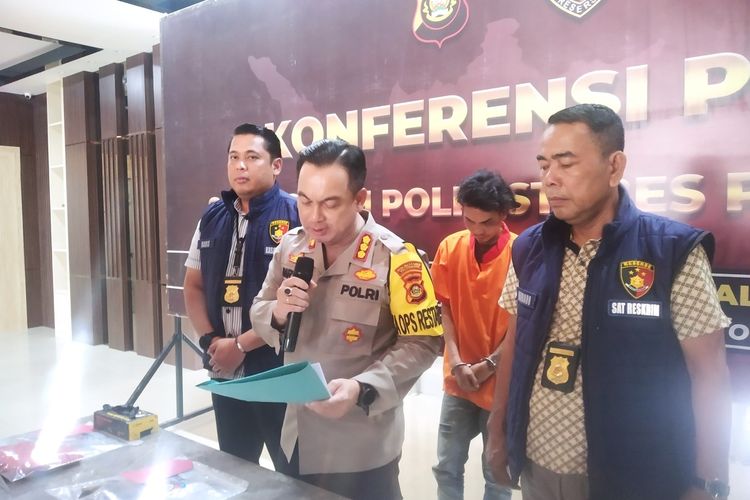 Polrestabes Palembang saat menggelar konfrensi pers terkait penangkapan pelaku penodongan di jembatan Ampera yang viral di media sosial, Jumat (26/1/2024).