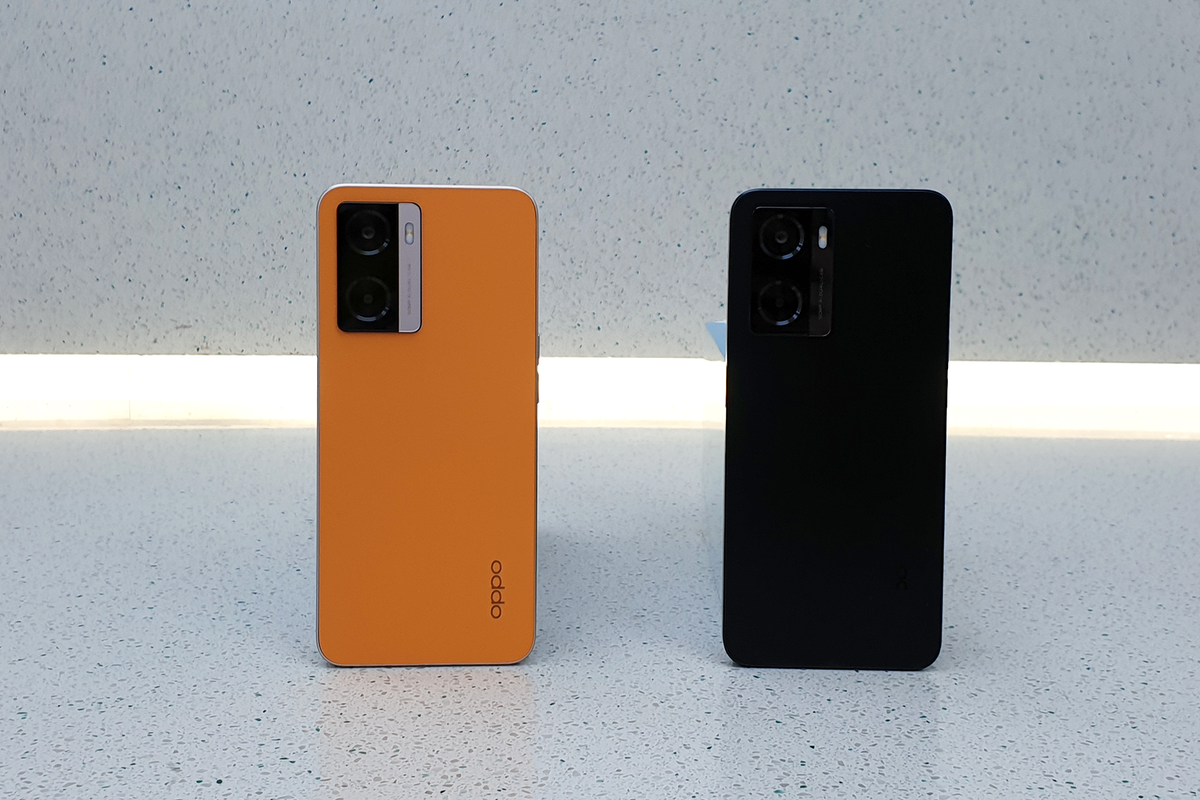 Tampilan belakang Oppo A77s varian warna Sunset Orange dan Starry Black