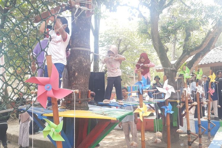 Serunya Kampung Dolanan Klaten, Ada Permainan Tradisional hingga Bajak Sawah Pakai Kerbau