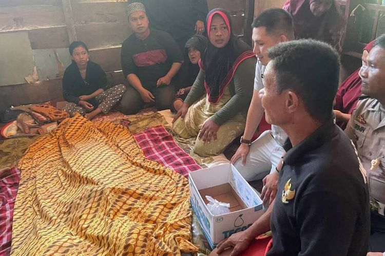 Pengendara motor yang berbonceng tiga di jalan Trans Sulawesi, depan SPBU, Lingkungan Rotto, Kelurahan Padang Sappa, Kecamatan Ponrang, Kabupaten Luwu, Sulawesi Selatan, digilas truk Fuso, Rabu (21/9/2022) sore. Korban dimakamkan setelah beberapa jam tiba di rumah duka