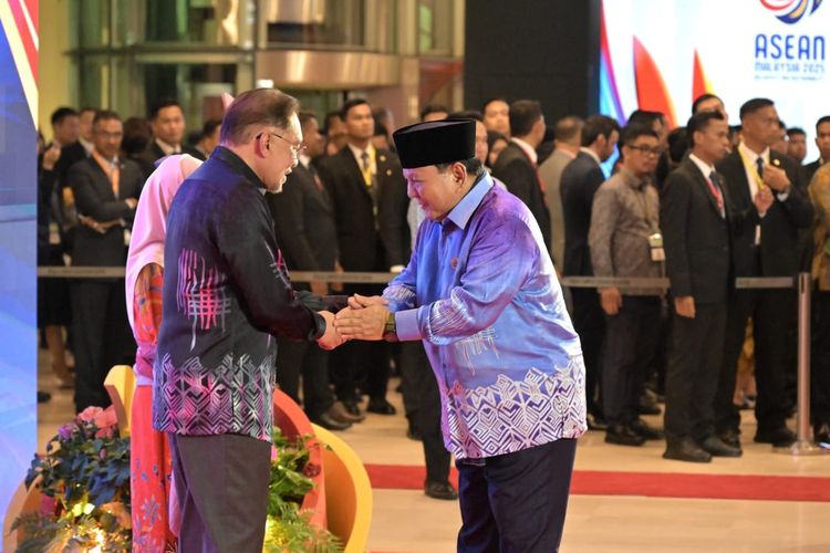 Momen Presiden Prabowo Hadiri Gala Dinner KTT Ke-46 ASEAN, Pakai Batik Warna Biru