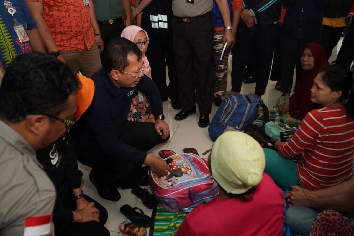 Menteri Kesehatan Terawan saat meninjau lokasi pengungsian di Posko Banjir Gor Kecamatan Cengkareng Barat, Jakarta. 