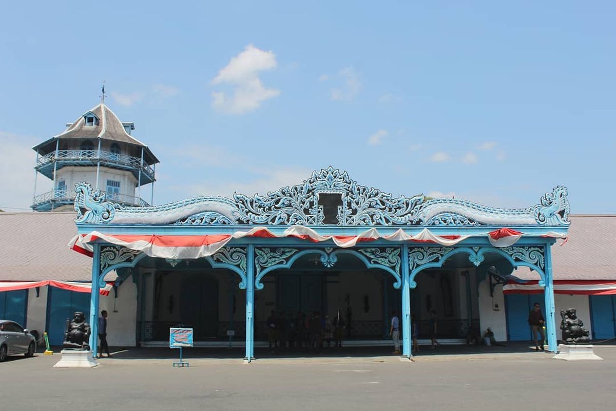 Salah satu obyek wisata yang wajib disambangi saat berkunjung ke Kota Solo adalah Keraton Surakarta Hadiningrat